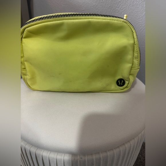 Lululemon Everywhere Belt Bag *1L-Lemon Vibe - Picture 3 of 12